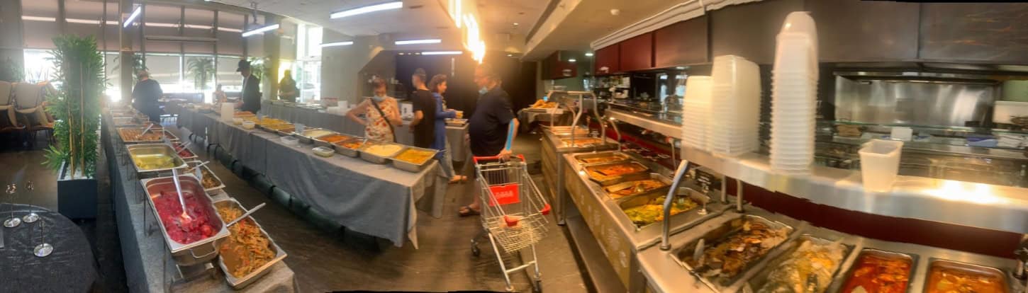 תמונה פנורמית רוחבית צילום פנימי הזמנת אוכל מוכן לשבת בתוך מסעדת פינת הצלע