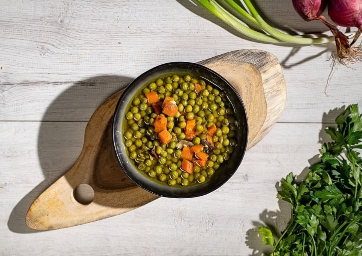 אפונה וגזר טריים תוספת מעולה לכל מנה