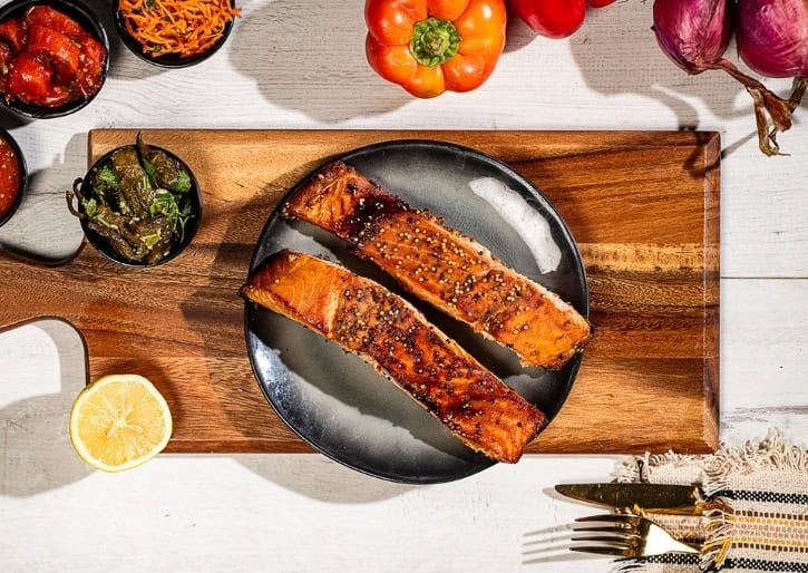 פילה עסיסי של דג סלמון עשוי ברוטב בנוסח אסייתי