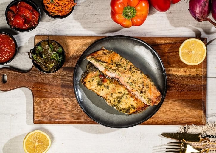 פילה דג סלמון אפוי בעשבי תיבול מעולה לארוחות שבת וחגים