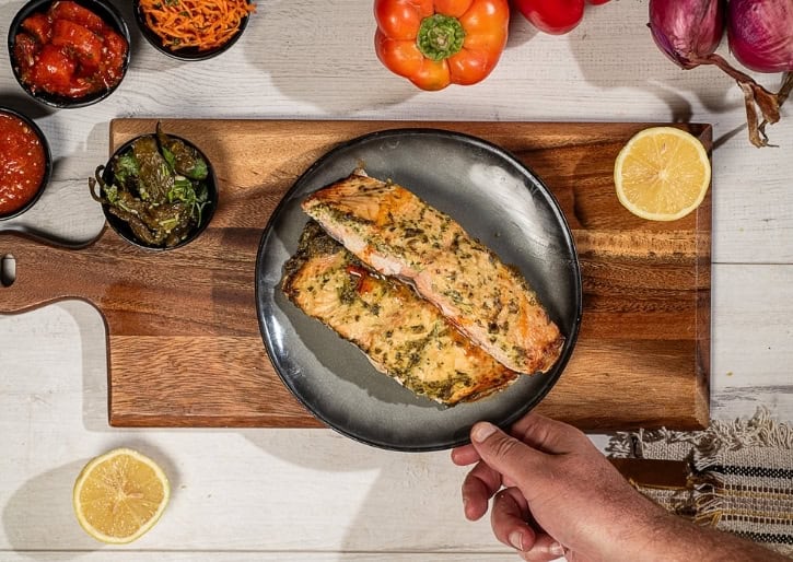 פילה דג סלמון אפוי בתנור עם עשבי תיבול ארומטיים