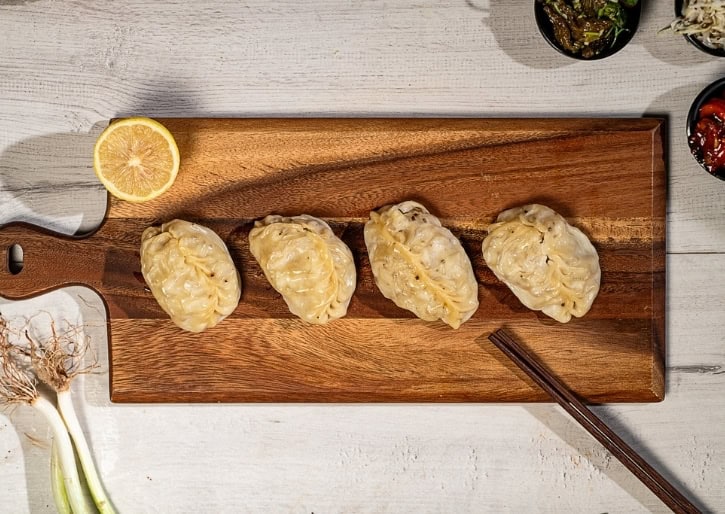 מאפה מנטו בוכרי מאודה במילוי בשר ובצל משובחים בתיבול מעולה במארז קפוא