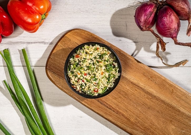 סלט בורגול קלאסי עם עגבניות ועשבי תיבול עשירים