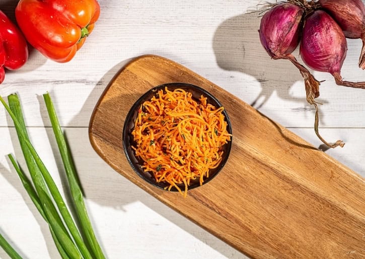 סלט גזר מגורד חריף בקטנה במחירים אטרקטיביים