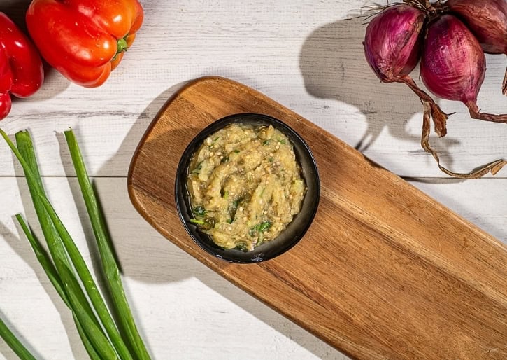 סלט חצילים קלויים טבעי קלאסי בטעמים עשירים