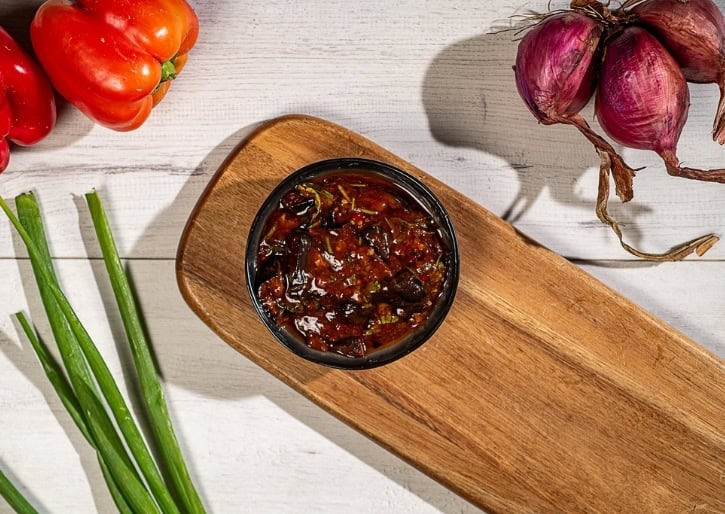 סלט חצילים קלויים בתיבול פיקנטי מעולה