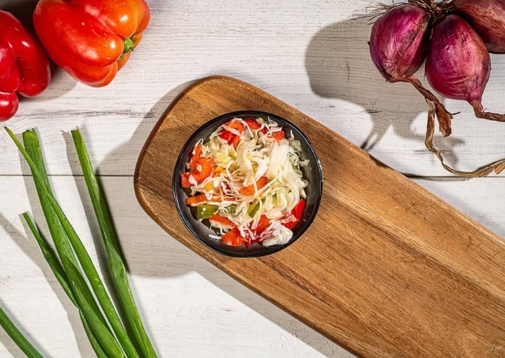 סלט כרוב לבן עם מבחר ירקות טריים בטעמים עשירים