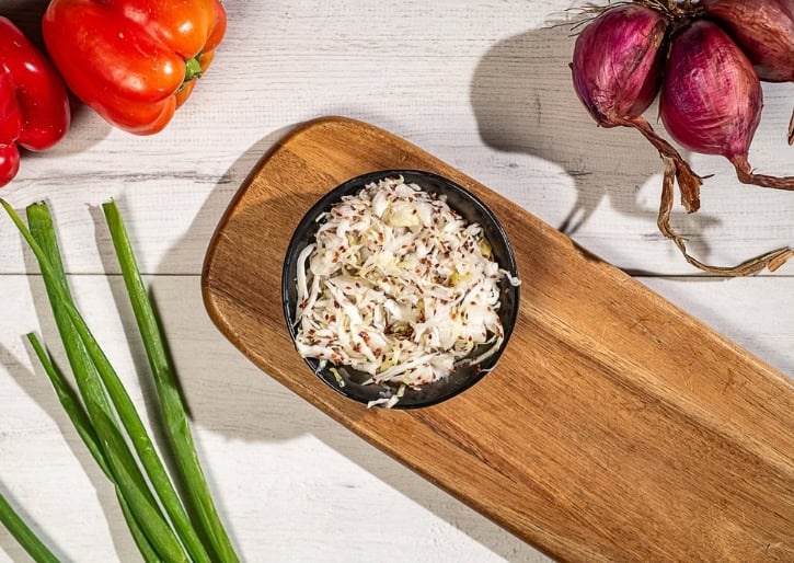 סלט כרוב לבן עם שומשום עשיר בטעמים