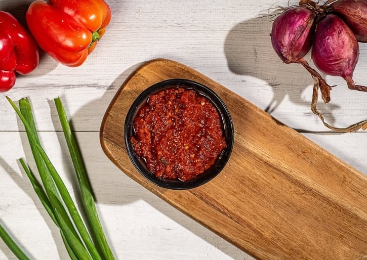 סלט מטבוחה חריפה בקטנה בנוסח קלאסי