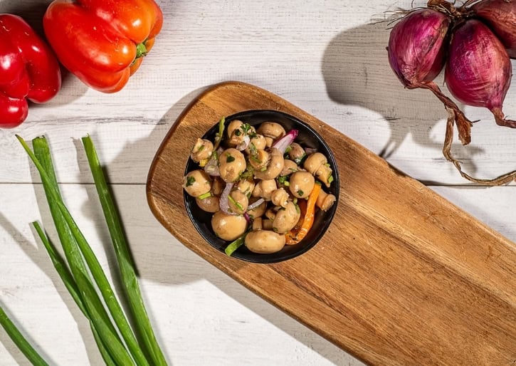 סלט פטריות קלאסי בתיבול מעולה עשיר בטעמים