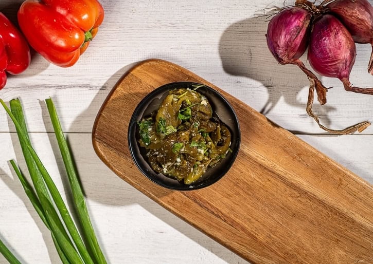 סלט פלפל חריף קלוי קלאסי עשיר בטעמים