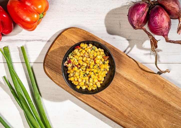 סלט תירס ושמיר קלאסי עשיר בטעמים ביתיים אהובים