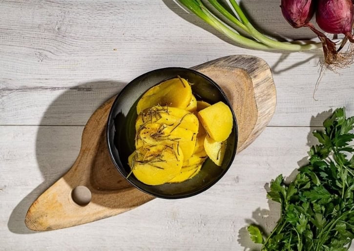 פרוסות תפוח אדמה אפויות בתנור בתיבול משובח