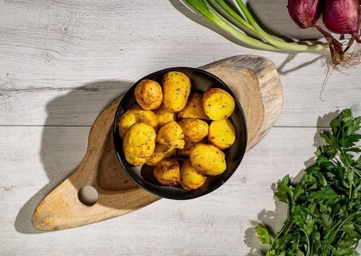 תפוח אדמה אפוי בתוספת תבלינים עשירים